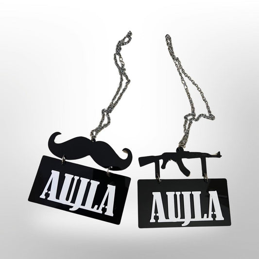 Cintre de voiture avec nom de famille "Aujla" - moustache/pistolet